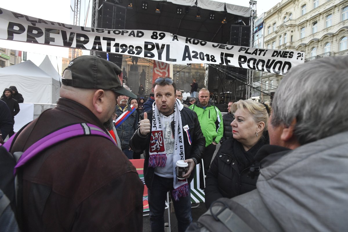 Před koncertem na Václaváku rozdávalo několik lidí letáky proti Istanbulské úmluvě či migraci a listopad 1989  označovali az podvod (17.11.2018)