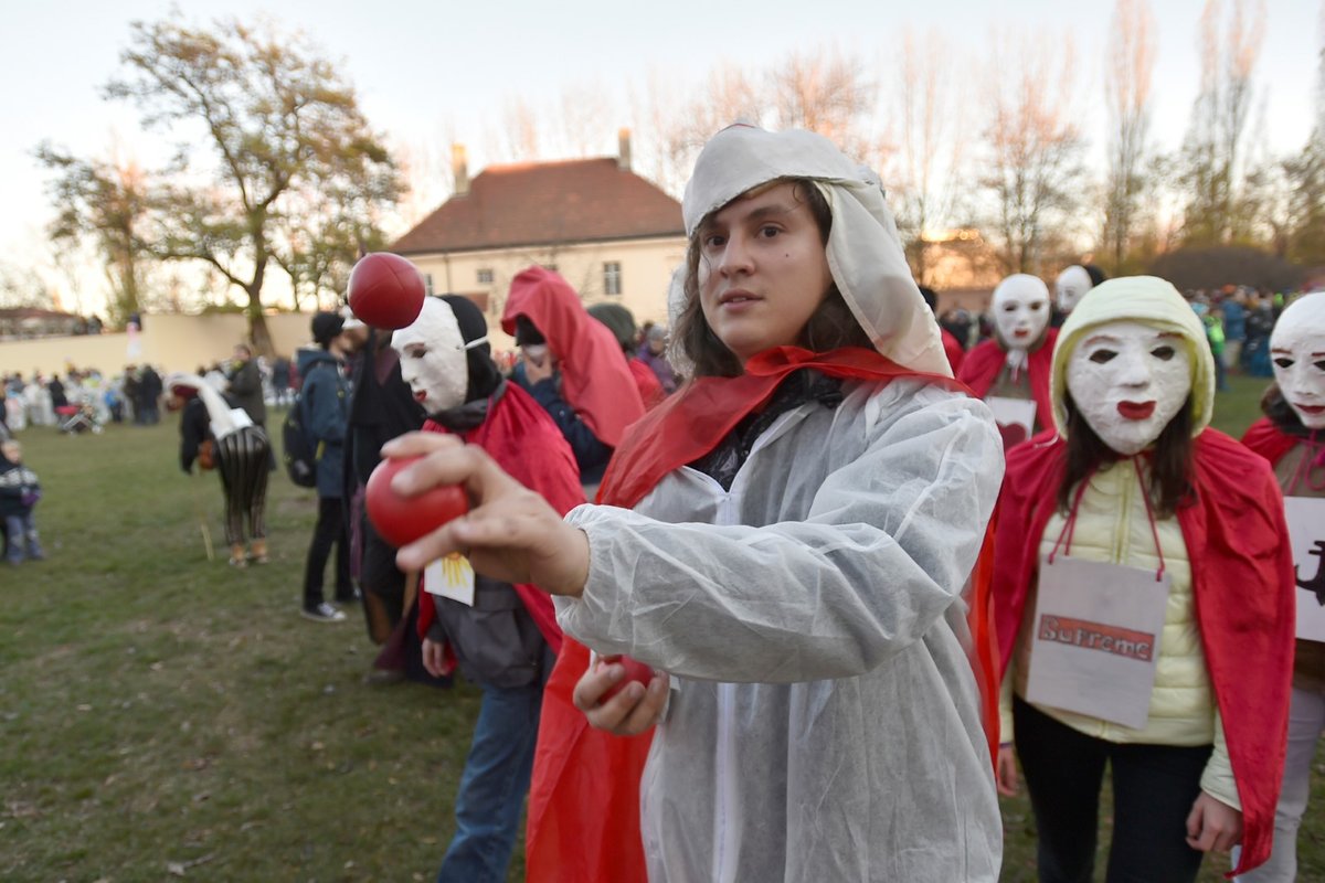 Z náměstí Republiky v Praze vyšel 17. listopadu 2018 satirický karnevalový průvod masek Sametové posvícení na Kampu, Národní třídu a zpět. Akce se koná v rámci oslav svátku 17. listopadu