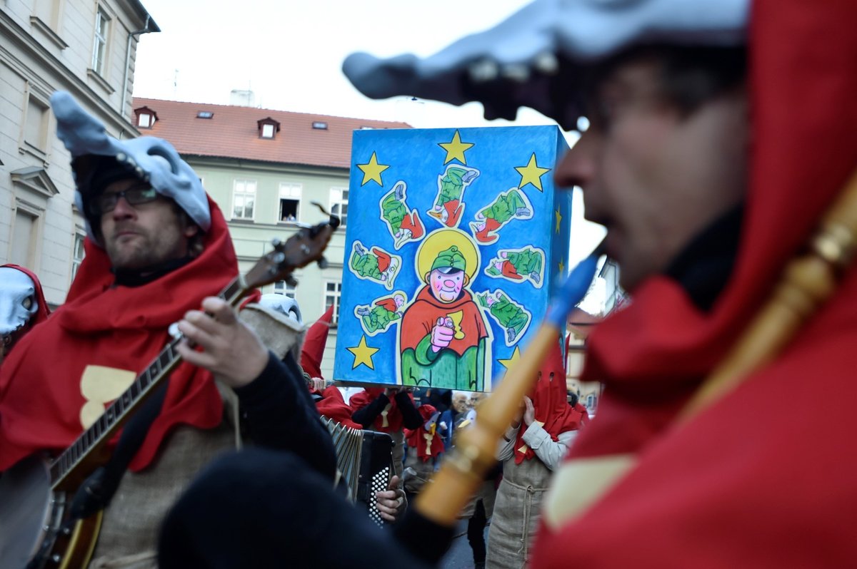 Z náměstí Republiky v Praze vyšel 17. listopadu 2018 satirický karnevalový průvod masek Sametové posvícení na Kampu, Národní třídu a zpět. Akce se koná v rámci oslav svátku 17. listopadu
