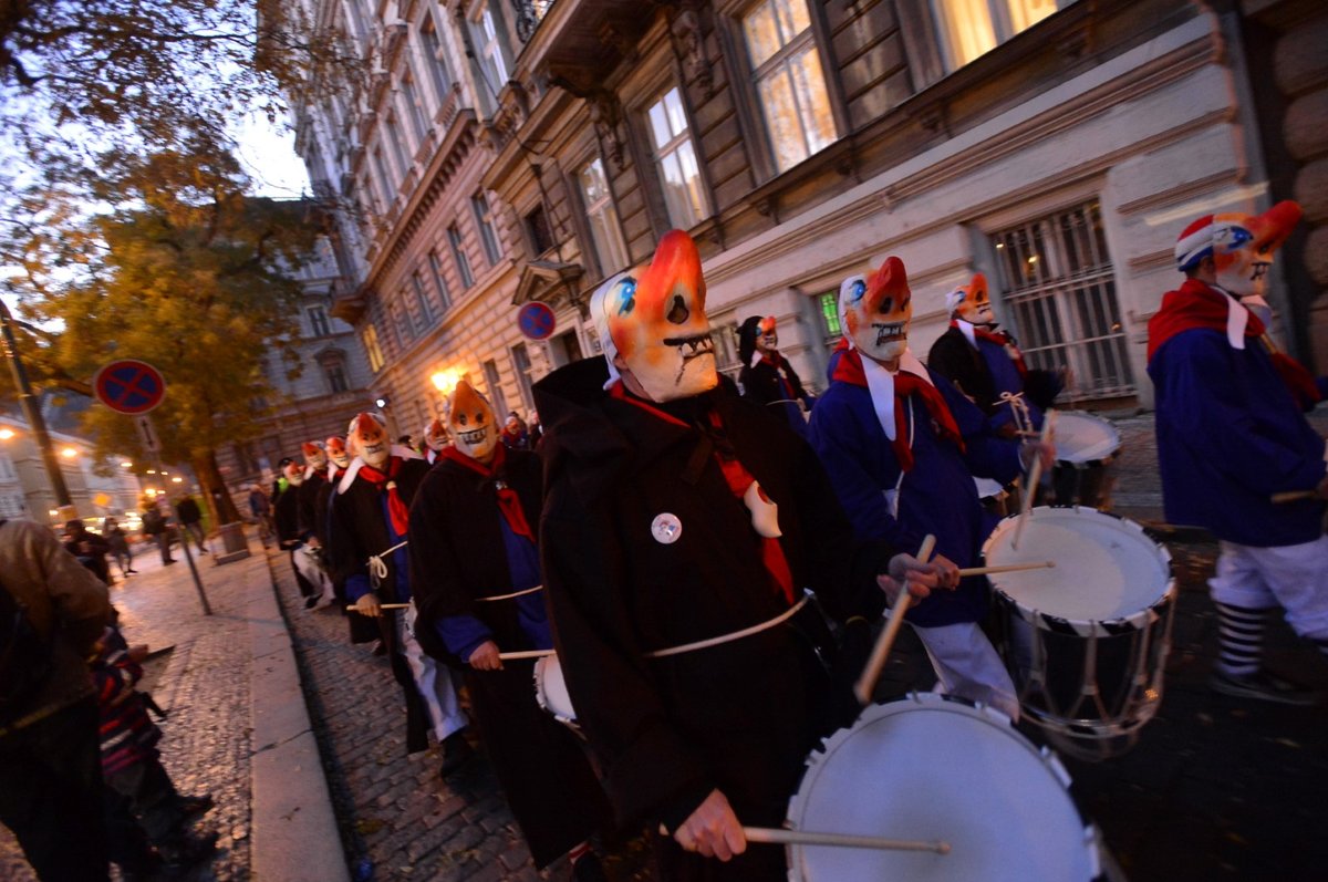 Satirický průvod jde Prahou při výročí 17. listopadu. (17.11.2018)