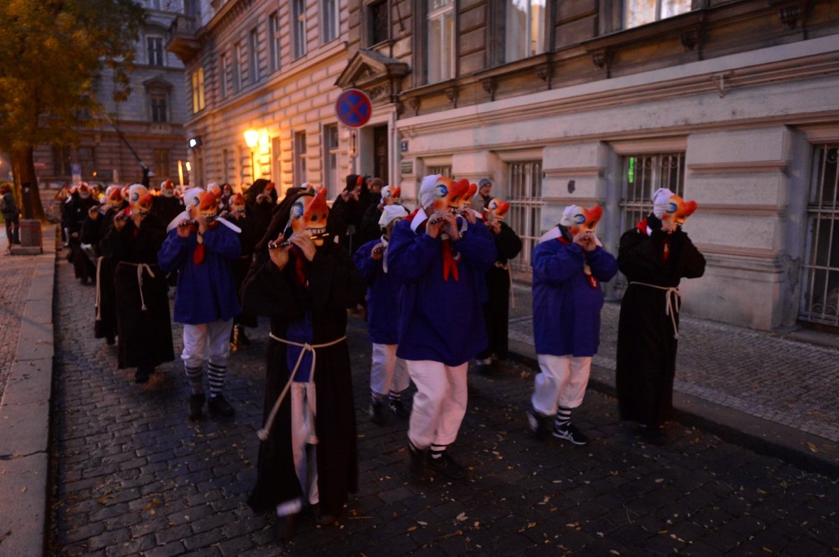 Satirický průvod jde Prahou při výročí 17. listopadu. (17.11.2018)