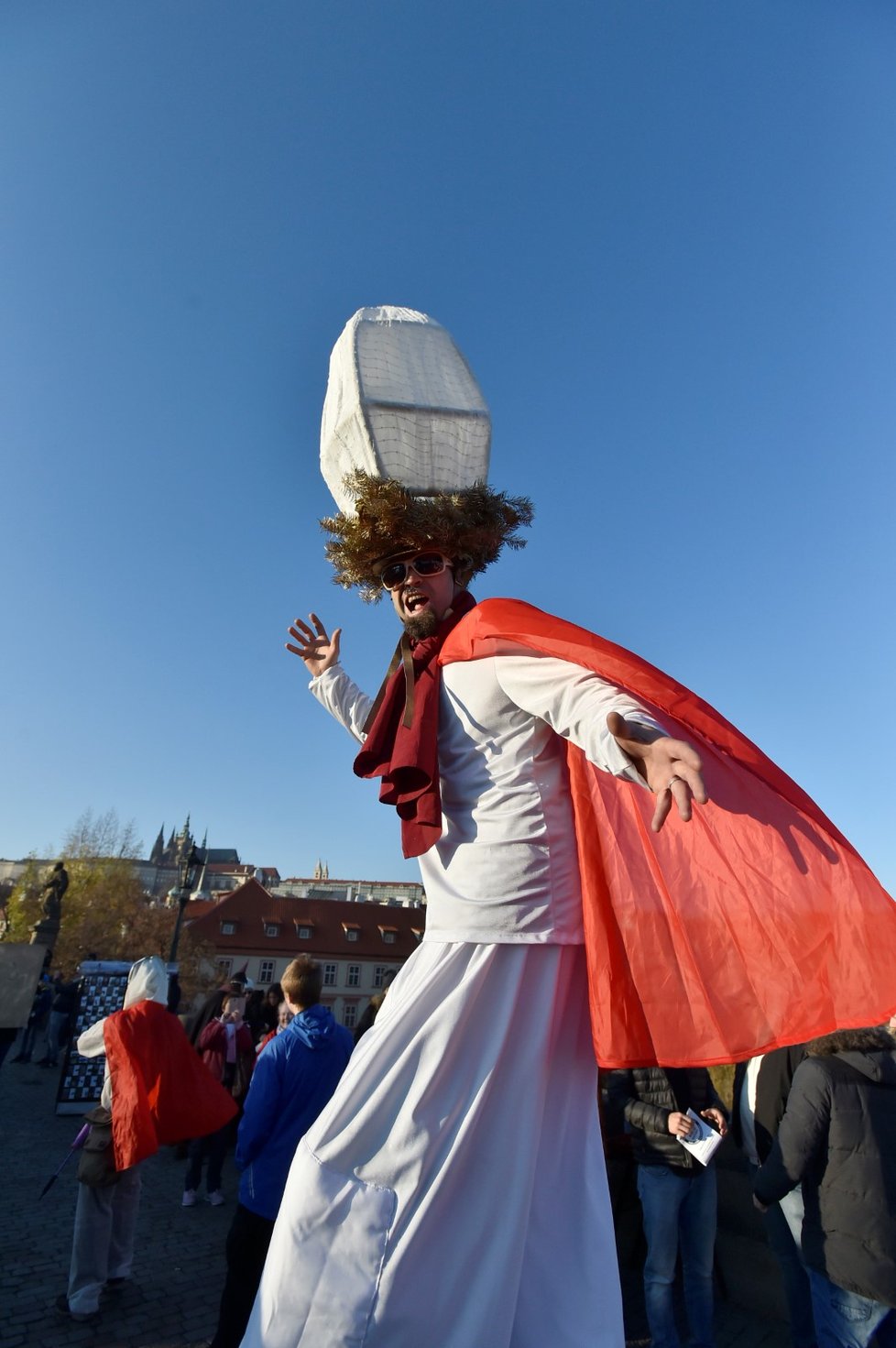 Oslava 17. listopadu formou satirického karnevalového průvodu masek Sametové posvícení se konala v Praze.