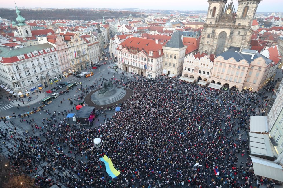 Demonstrace při výročí 17. listopadu na Staroměstském náměstí v Praze (17. 11. 2018)
