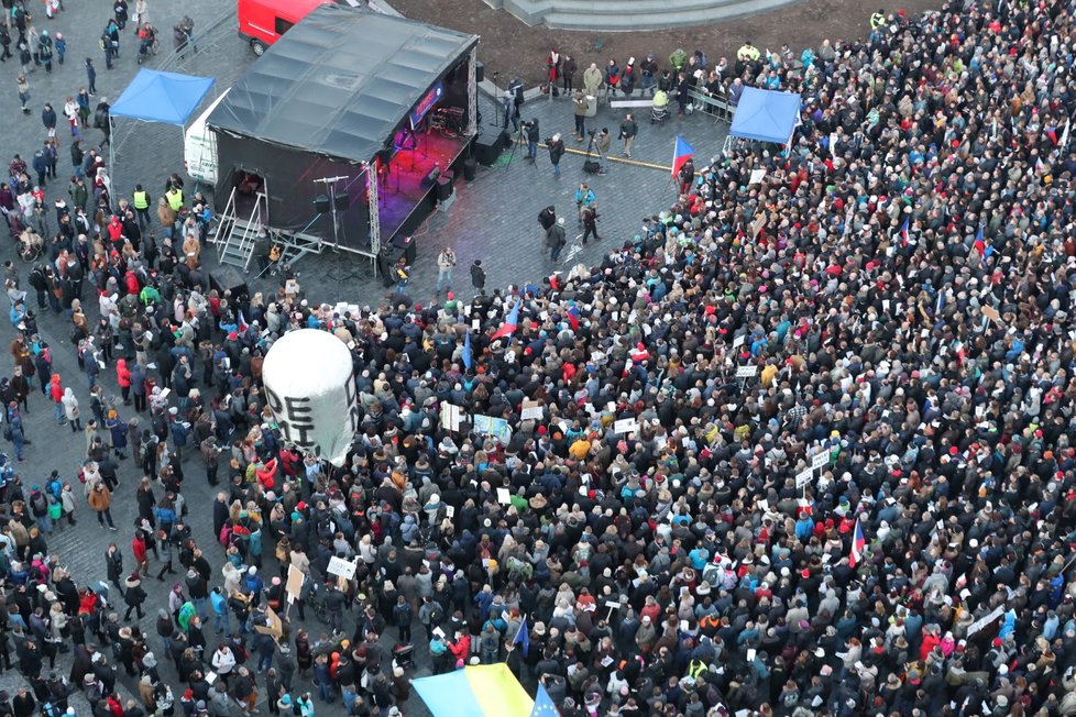 Demonstrace při výročí 17. listopadu na Staroměstském náměstí v Praze (17.11.2018)