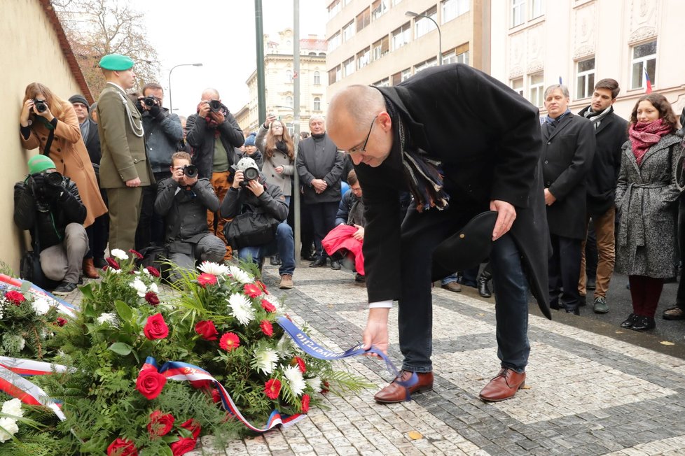 Pietním aktem u Hlávkovy koleje v Praze si lidé 17. listopadu uctili památku padlých studentů z roku 1939.