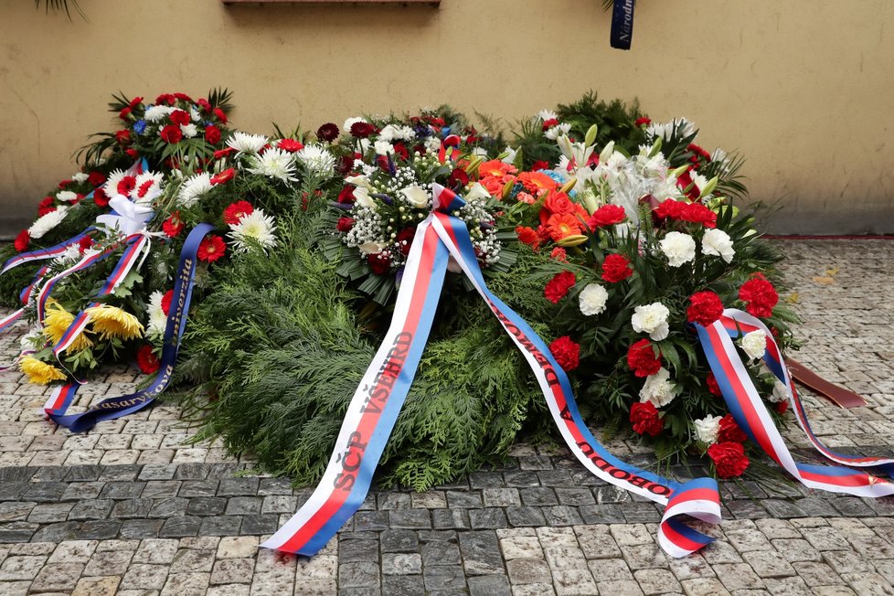 Pietním aktem u Hlávkovy koleje v Praze si lidé 17. listopadu uctili památku padlých studentů z roku 1939.