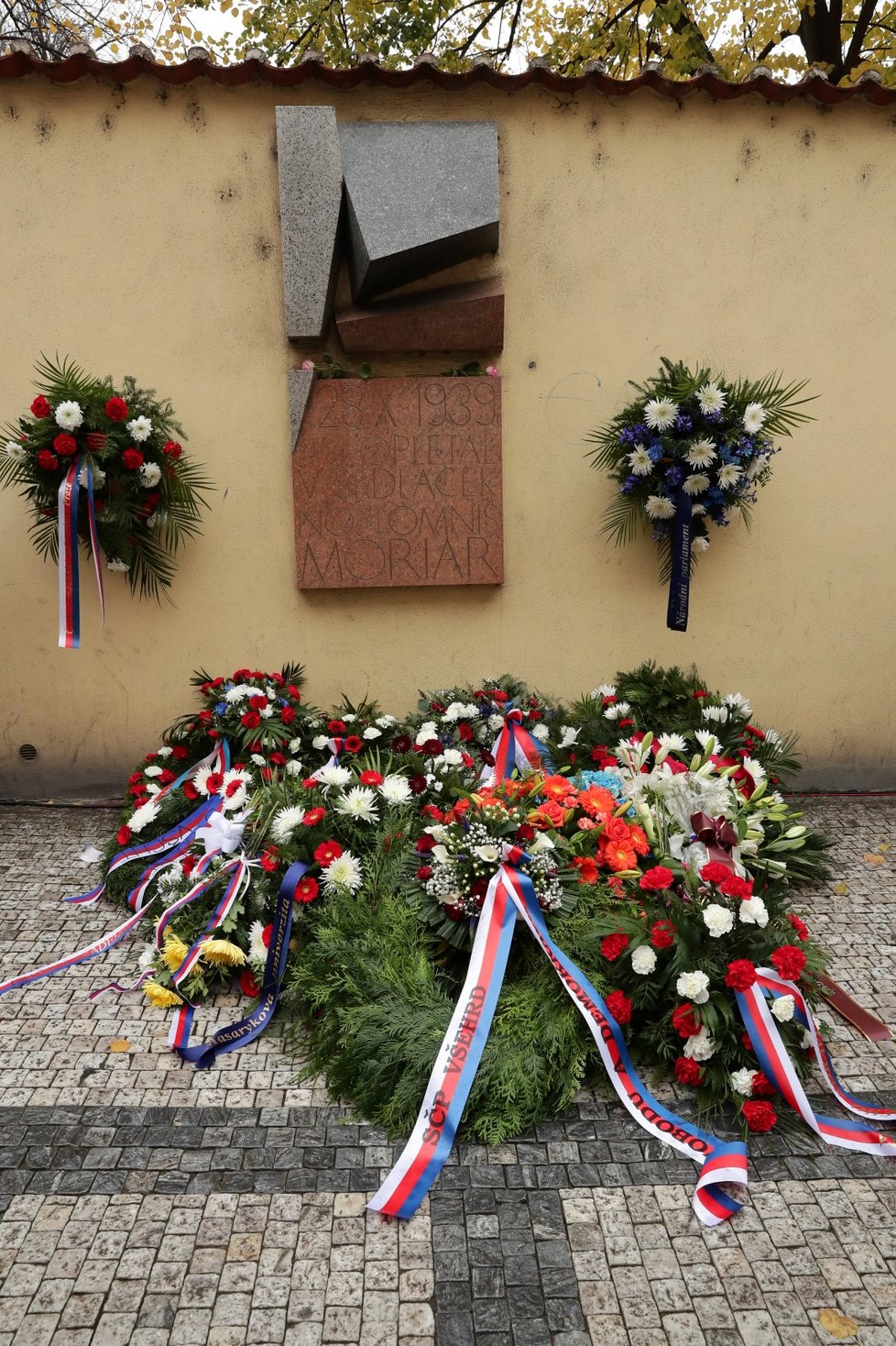 Pietním aktem u Hlávkovy koleje v Praze si lidé 17. listopadu uctili památku padlých studentů z roku 1939.