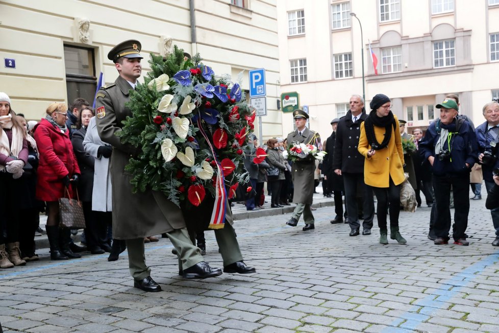 Pietním aktem u Hlávkovy koleje v Praze si lidé 17. listopadu uctili památku padlých studentů z roku 1939.