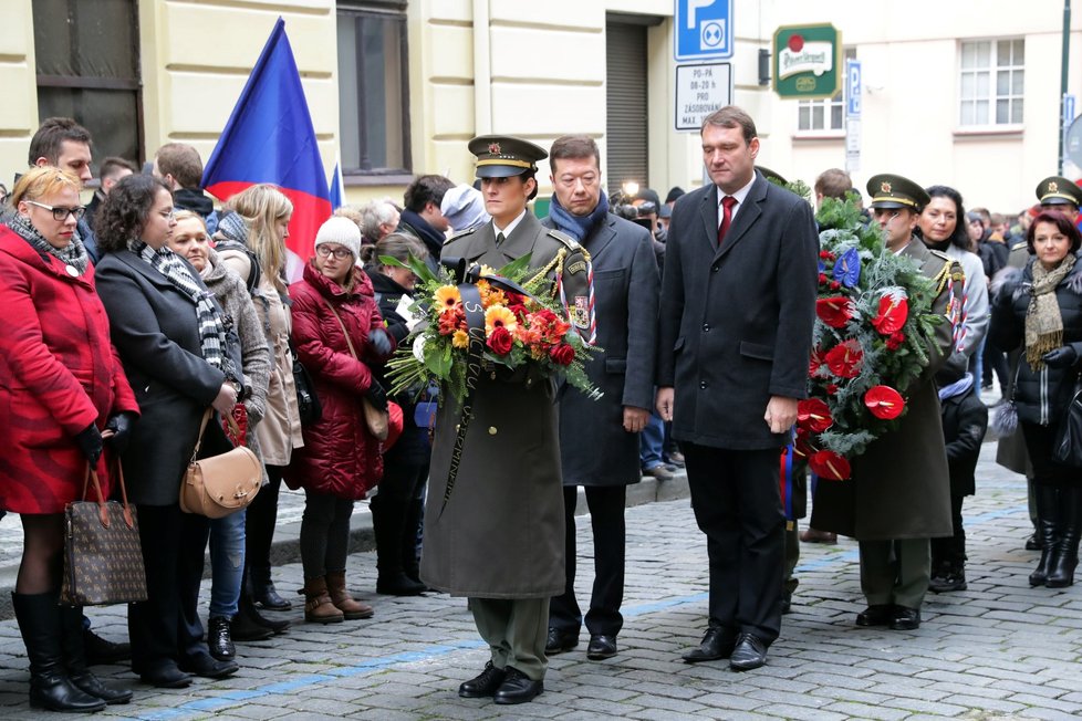 Pietním aktem u Hlávkovy koleje v Praze si lidé 17. listopadu uctili památku padlých studentů z roku 1939.