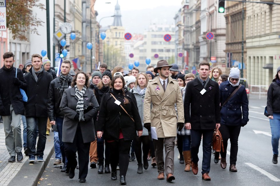 Pietním aktem u Hlávkovy koleje v Praze lidé 17. listopadu uctili památku padlých studentů z roku 1939.