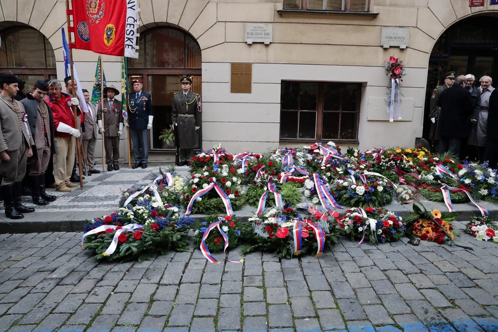 Pietním aktem u Hlávkovy koleje v Praze si lidé 17. listopadu uctili památku padlých studentů z roku 1939.