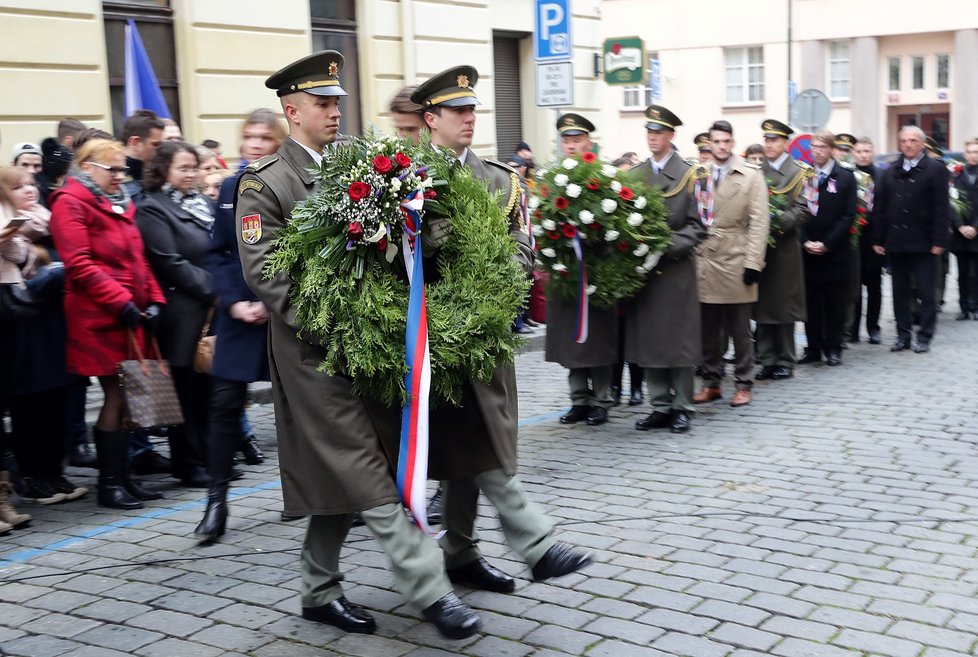 Pietním aktem u Hlávkovy koleje v Praze si lidé 17. listopadu uctili památku padlých studentů z roku 1939.