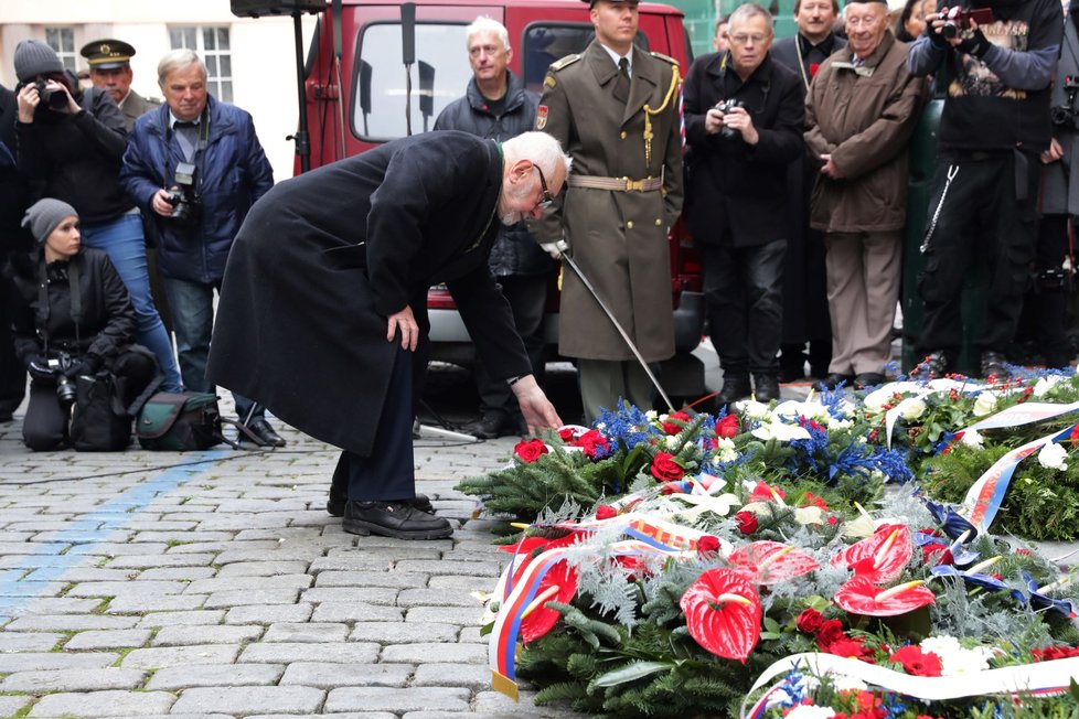 Pietním aktem u Hlávkovy koleje v Praze lidé 17. listopadu uctili památku padlých studentů z roku 1939.