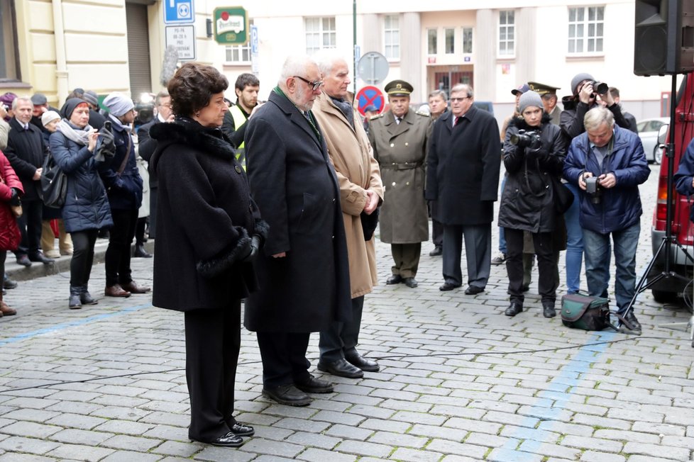 Pietním aktem u Hlávkovy koleje v Praze si lidé 17. listopadu uctili památku padlých studentů z roku 1939.