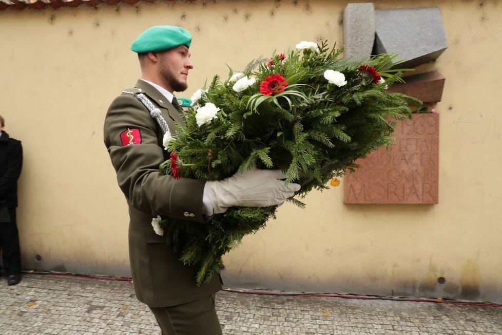 Pietním aktem u Hlávkovy koleje v Praze si lidé 17. listopadu uctili památku padlých studentů z roku 1939.