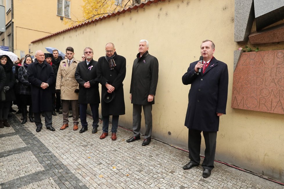 Pietním aktem u Hlávkovy koleje v Praze si lidé 17. listopadu uctili památku padlých studentů z roku 1939.