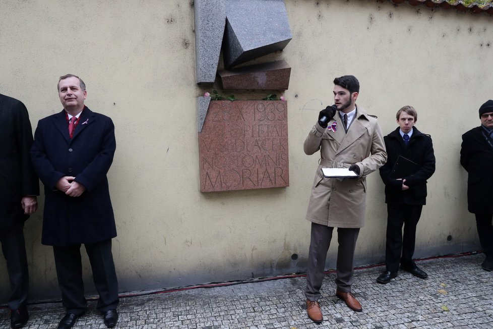 Pietním aktem u Hlávkovy koleje v Praze si lidé 17. listopadu uctili památku padlých studentů z roku 1939.