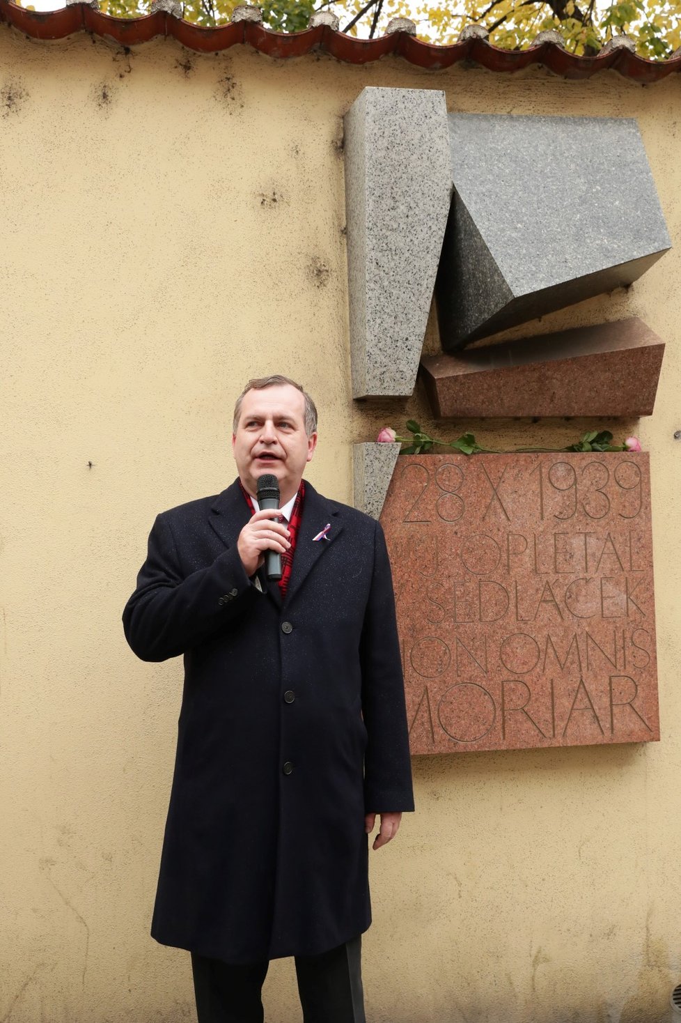 Rektor Tomáš Zima během pietního aktu za Jana Palacha