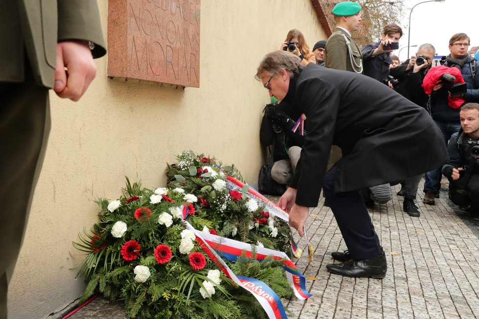 Pietním aktem u Hlávkovy koleje v Praze si lidé 17. listopadu uctili památku padlých studentů z roku 1939.