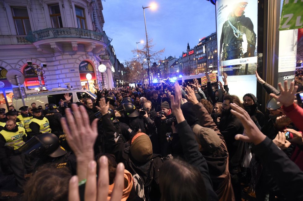 Těžkooděnci zasahovali 17. listopadu na Václavském náměstí v Praze, aby zabránili střetu odpůrců a zastánců migrace.