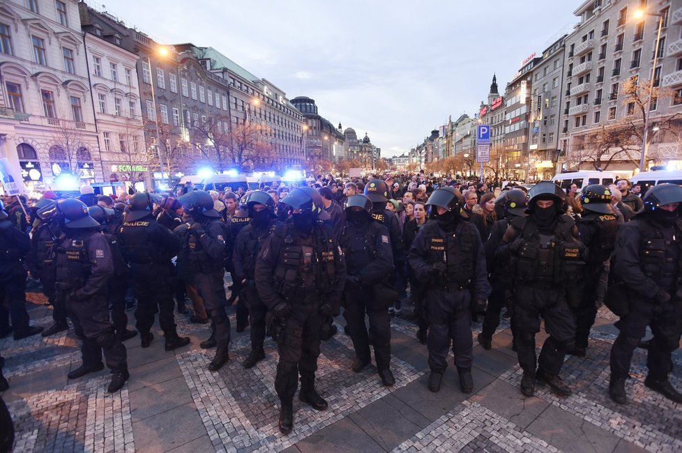 Těžkooděnci zasahovali 17. listopadu na Václavském náměstí v Praze, aby zabránili střetu odpůrců a zastánců migrace.