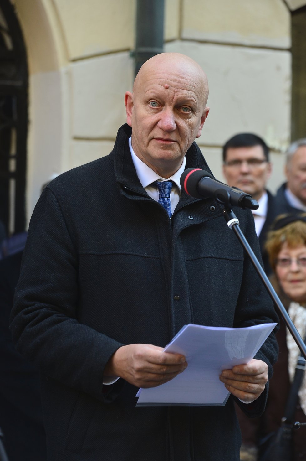 Rektor ČVUT Vojtěch Petráček u Hlávkovy koleje k oslavám výročí 17. listopadu