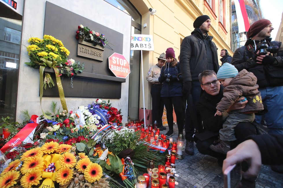 Lidé od rána pokládají kytice na Národní třídě k výročí 17. listopadu