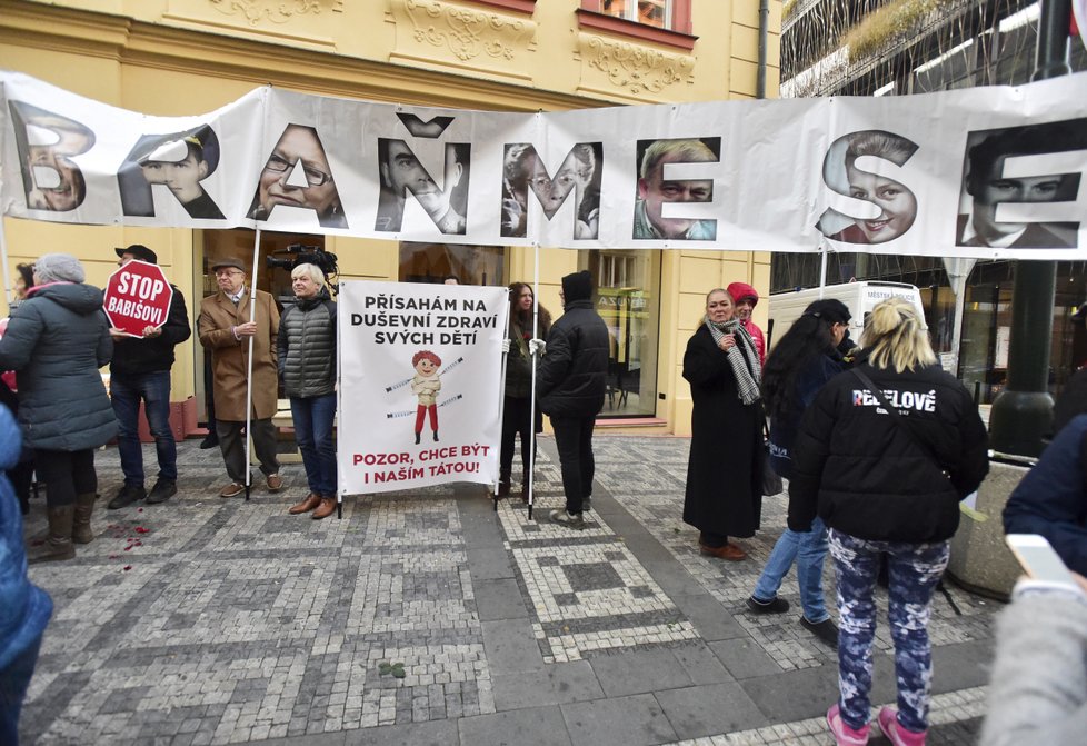 Lidé od rána pokládají kytice na Národní třídě k výročí 17. listopadu