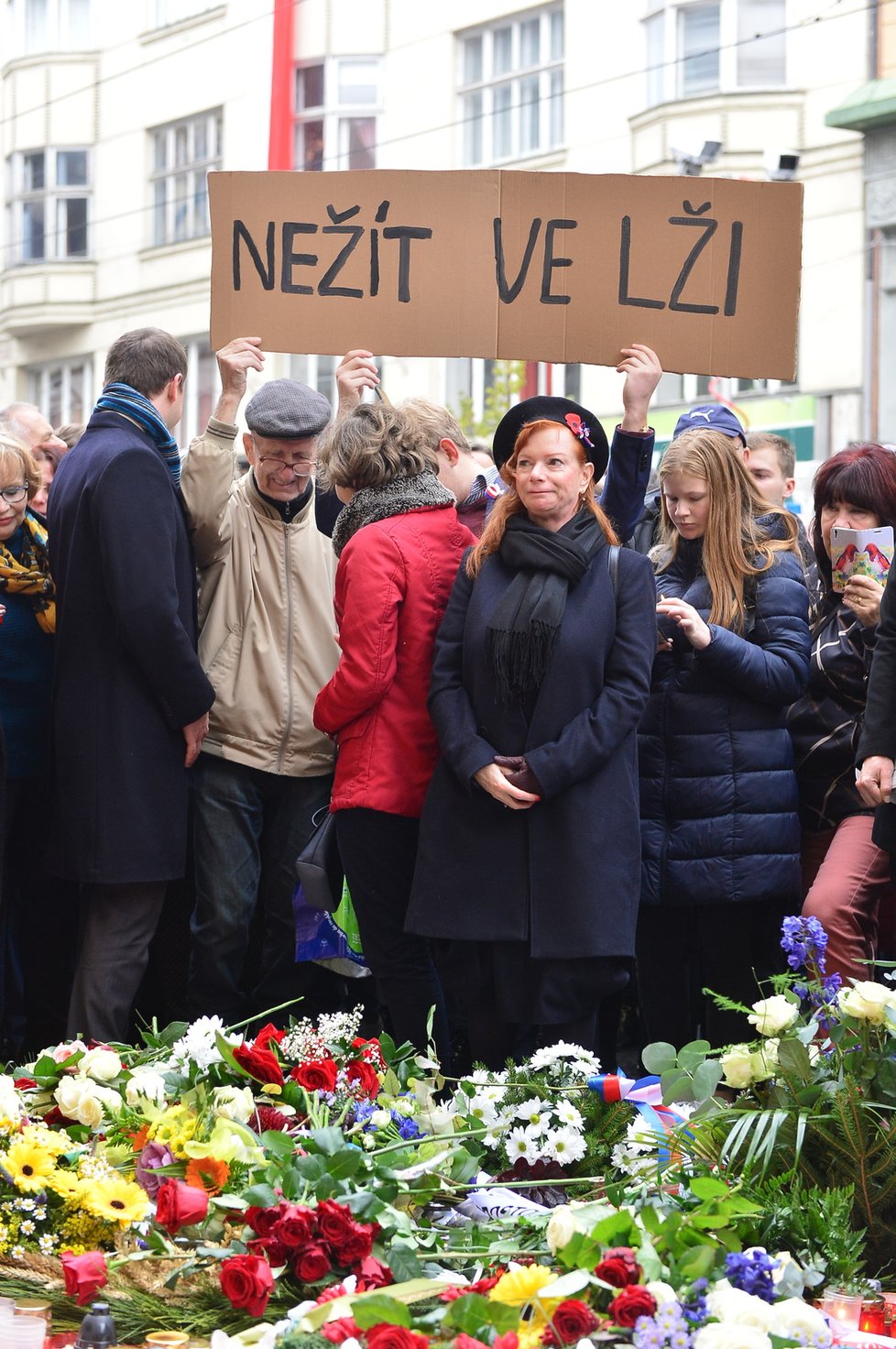 17. listopad 2019 na Národní třídě: Herečka Bára Štěpánová přišla spolu s výpravou z ODS