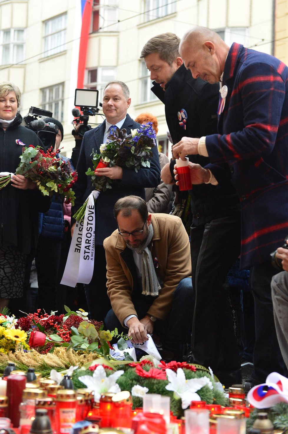 17. listopad 2019 na Národní třídě: Delegace STAN. V pokleku Jan Farský