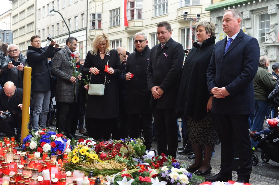 17. listopad 2019 na Národní třídě: Delegace STAN. Vpravo expředseda Petr Gazdík