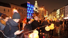 Účastníci vzpomínkové akce studentů ke Dni boje za svobodu a demokracii v Brně se 17. listopadu vydali s lampiony z náměstí Svobody na Kraví horu.