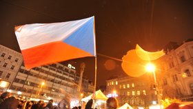 Účastníci vzpomínkové akce studentů ke Dni boje za svobodu a demokracii v Brně se 17. listopadu vydali s lampiony z náměstí Svobody na Kraví horu.
