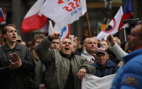 Oslav využili také demonstranti.