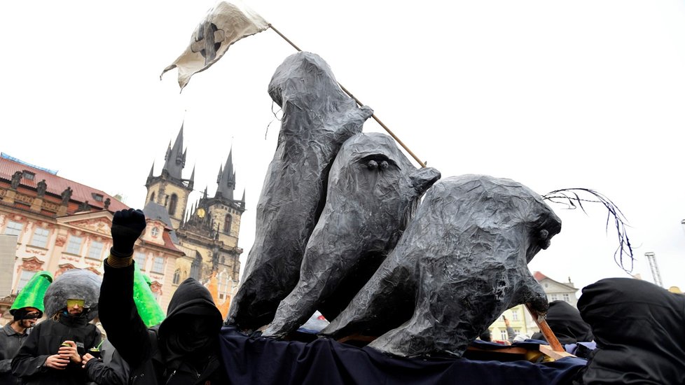 Satirický karnevalový průvod Sametové posvícení prošel 17. listopadu centrem Prahy. „Toto není kachna!“ bylo letos mottem akce, která vyzývá ke kritickému myšlení a schopnosti odstupu.