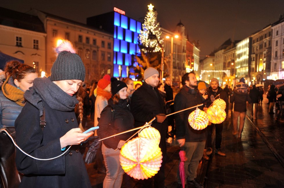 Účastníci vzpomínkové akce studentů ke Dni boje za svobodu a demokracii v Brně se 17. listopadu vydali s lampiony z náměstí Svobody na Kraví horu.