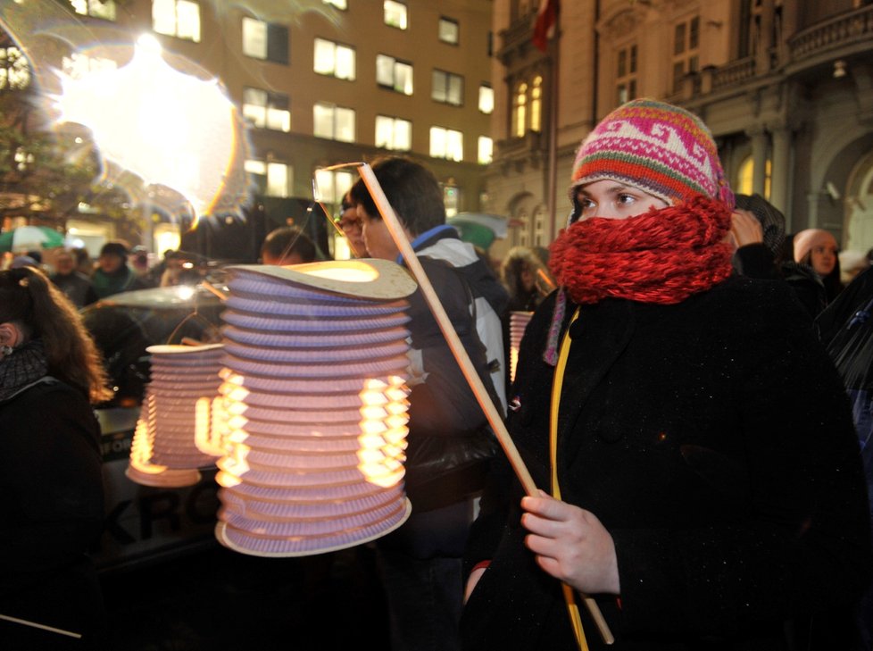 Účastníci vzpomínkové akce studentů ke Dni boje za svobodu a demokracii v Brně se 17. listopadu vydali s lampiony z náměstí Svobody na Kraví horu.