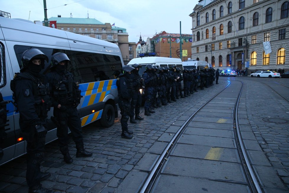 Policie hlídá oslavy 17. listopadu v Praze