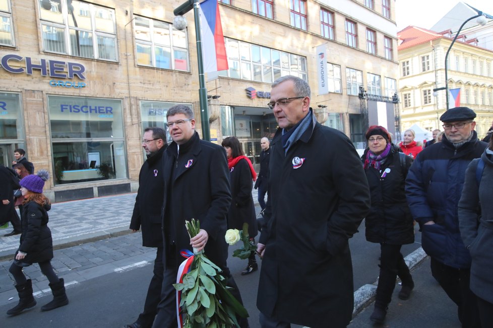 Jiří Pospíšil a Miroslav Kalousek (TOP 09) na Národní třídě k oslavám 17. listopadu