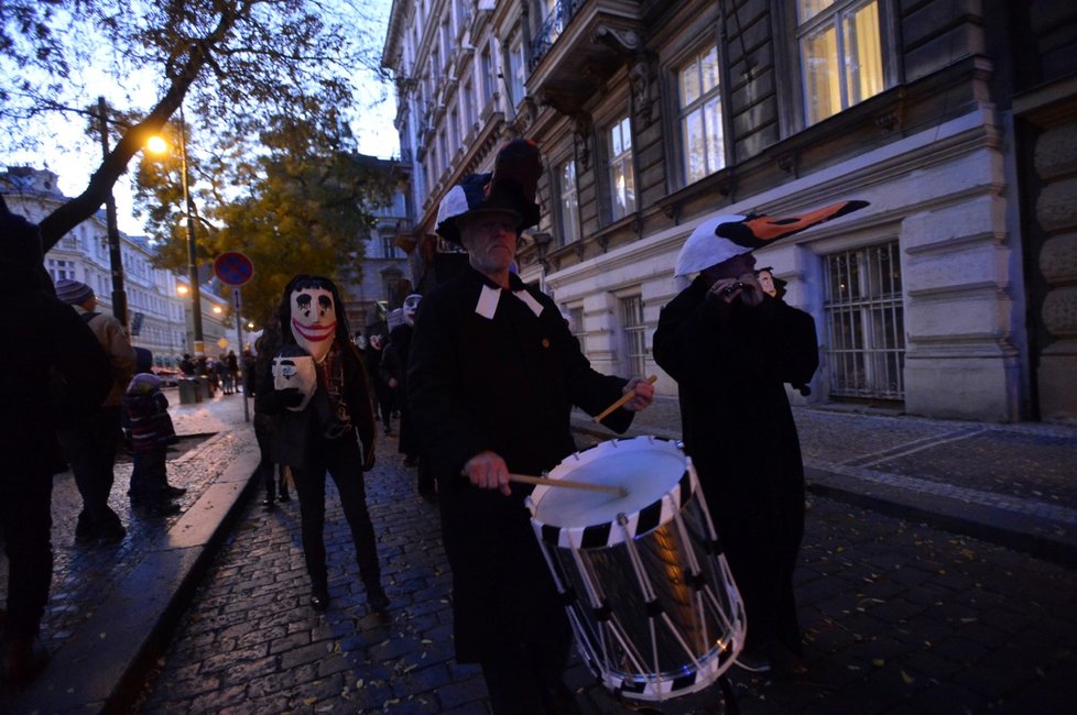 Satirický průvod jde Prahou při výročí 17. listopadu. (17.11.2018)