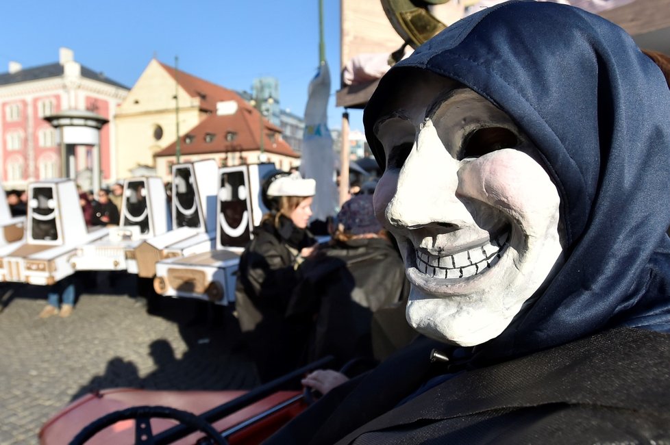 Z náměstí Republiky v Praze vyšel 17. listopadu 2018 satirický karnevalový průvod masek Sametové posvícení na Kampu, Národní třídu a zpět. Akce se koná v rámci oslav svátku 17. listopadu.