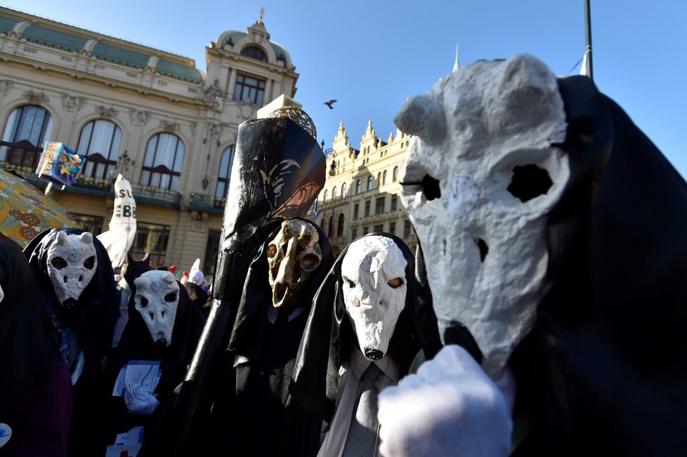 náměstí Republiky v Praze vyšel 17. listopadu 2018 satirický karnevalový průvod masek Sametové posvícení na Kampu, Národní třídu a zpět. Akce se koná v rámci oslav svátku 17. listopadu.