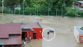 Poslanec Petr Hulinský při povodni