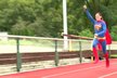 Podívejte se, jak to šampionce Hejnové běhá v kostýmu Supermana!