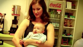 Herečka Jana Bernášková se nám pochlubila roztomilým dvouměsíčním synem Theodorem. Do společnosti ho "vyvedla" úplně poprvé.