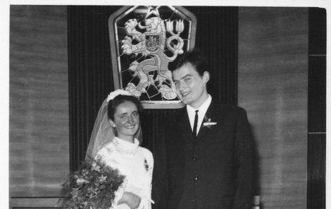 22. srpna 1968 Fotografie ze sňatku paní Jozífové den po vpádu ruských vojsk do Československa. Manželství se časem rozpadlo.