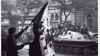 Srpen 1968: Dosud nepublikované fotografie sovětské okupace ze skautského věstníku