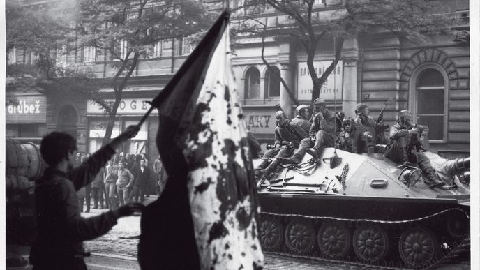 Jedinečný skautský speciál ze srpna 1968: Fotografie sovětských tanků a zavražděných Čechoslováků poslaly šéfredaktora časopisu Skaut-Junák do kriminálu