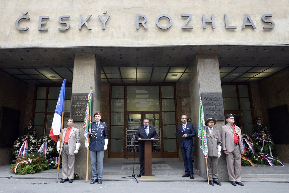 Lidé si před rozhlasem v Praze připomněli invazi z roku 1968.