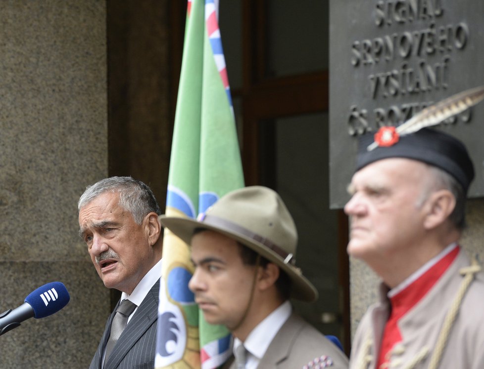 Lidé si před rozhlasem v Praze připomněli invazi z roku 1968.